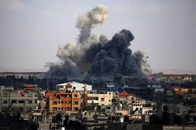 Columnas de humo tras un bombardeo israelí en Rafah, en el sur de la Franja de Gaza, el 6 de mayo de 2024. Foto: AFP   