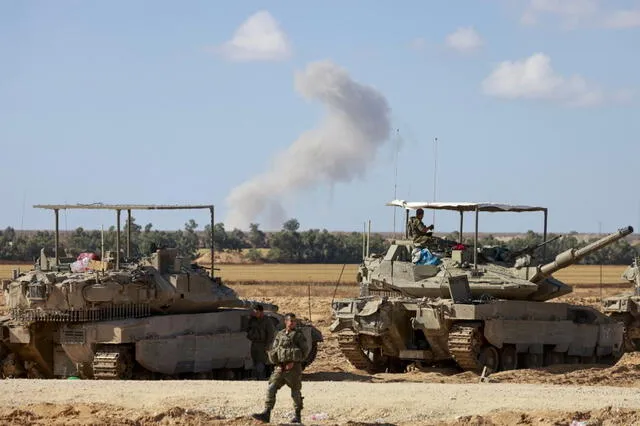 Tanques del ejército israelí toman posiciones en el sur de Israel, cerca de la frontera con la Franja de Gaza, mientras ondea humo sobre Gaza. Foto: AFP   