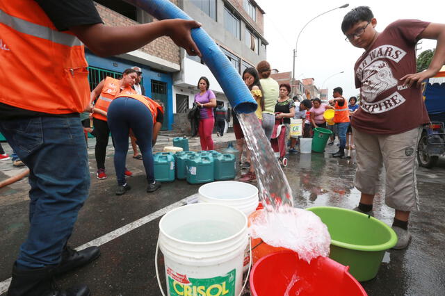 San Juan de Lurigancho es uno de los distritos con mayor carencia de agua potable. Foto: Andina   