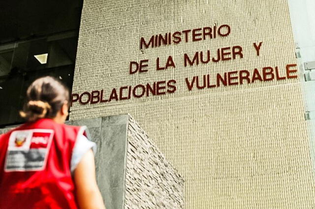  Los trabajadores del MIMP reciben tarjetas para el consumo de alimentos. Foto: Andina   