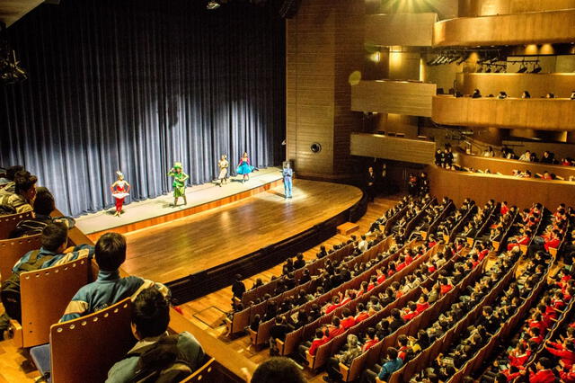  Salir al teatro con mamá será una experiencia mágica. Foto: Andina    