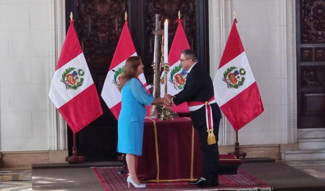 Juan José Santiváñez jurando frente a Dina Boluarte. Foto: Kevin García/La República   