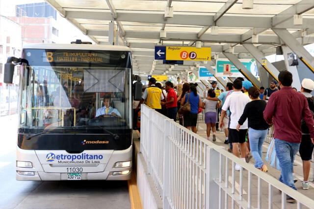 Por lo general, el Metropolitano suele estas lleno en hora punta y se forman largas colas. Foto: Andina   