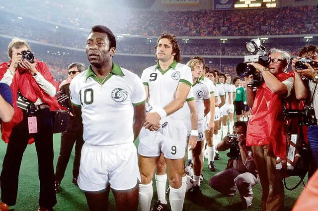  El Rey. Pelé generó un gran impacto en Estados Unidos al fichar por el New York Cosmos tras 19 temporadas en Santos. Foto: difusión   
