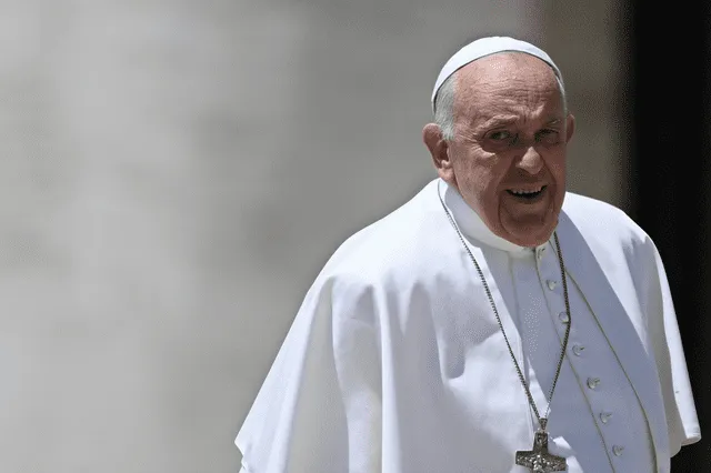 El papa Francisco asistió a la audiencia general semanal, en la plaza de San Pedro del Vaticano. Foto: AFP   