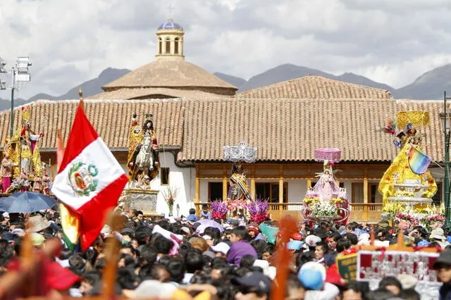 Diferentes santos y santas y recorren diferentes calles de la ciudad durante esta celebración. Foto: Andina   
