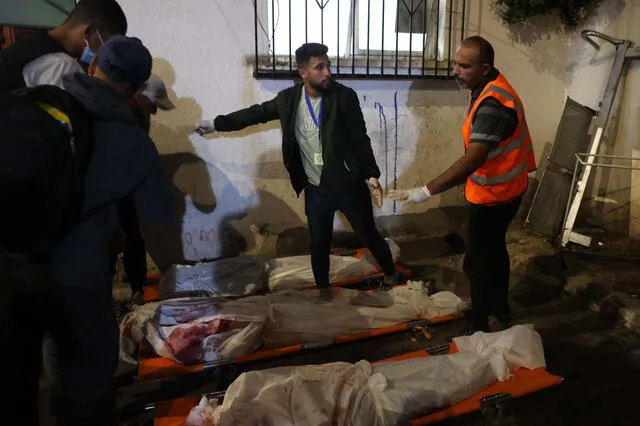Médicos preparan los cuerpos de los gazatíes muertos en un ataque israelí contra un campo de desplazados. Foto: AFP   