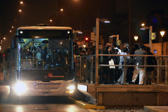 Servicio de Metropolitano se estima que transporta un promedio de 700.000 diariamente.    