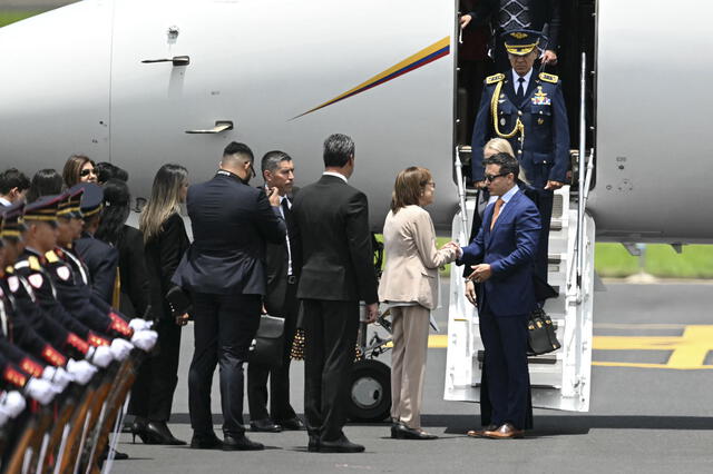  Noboa fue el primer presidente sudamericano en llegar a El Salvador. Foto: AFP<br>    