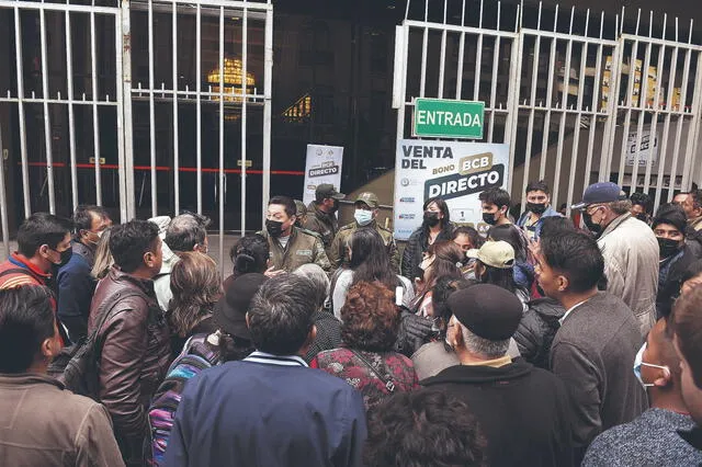  Colas. Hoy, los bolivianos hacen colas para comprar dólares. Solo se pueden retirar 100 por semana. Foto: difusión   