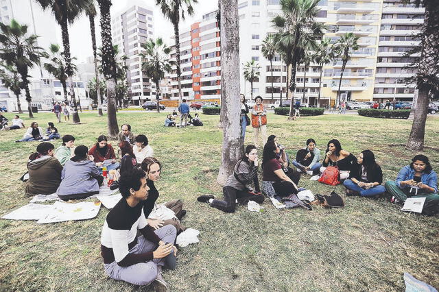  Reunión. Picnic de protesta en Miraflores, por la prohibición del alcalde de usar el espacio público para esas reuniones. Foto: difusión   