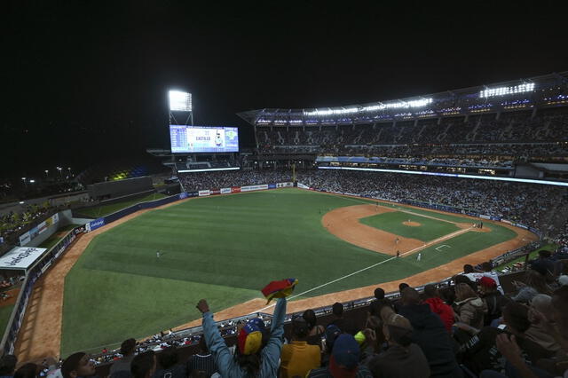 El estadio Monumental Simón Bolívar, que fue sede de la Serie del Caribe 2023, también sería el recinto principal del torneo en Venezuela. Foto: AFP   