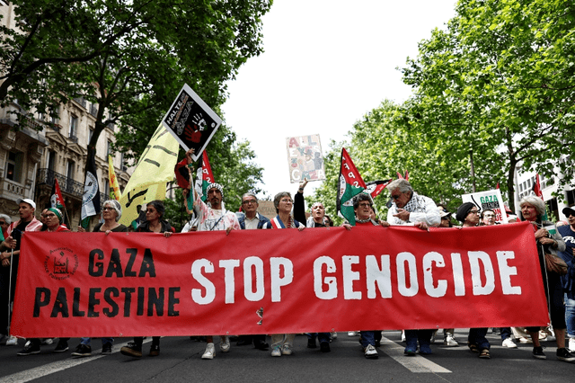 Ciudadanos salen a las calles a pedir que pare la Guerra. Foto: AFP 