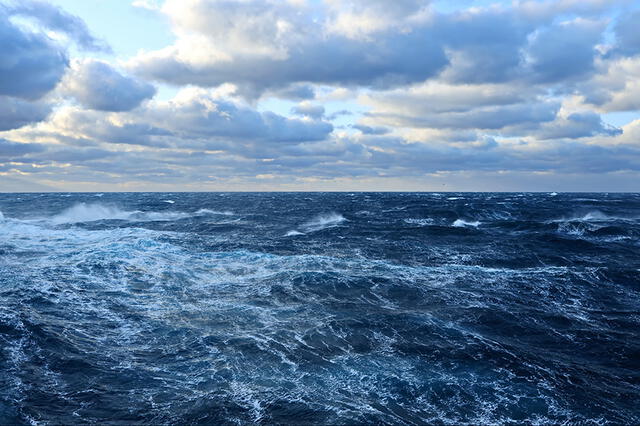 La temperatura del agua es otro factor determinante. El agua caliente es menos densa que el agua fría siendo un poco más cálido, sea más alto. Foto: Náutica. 