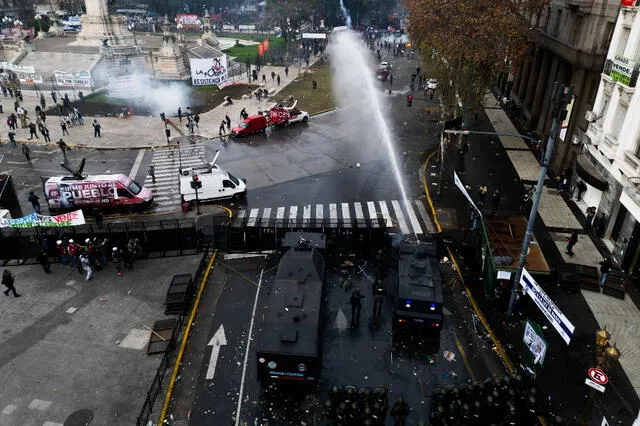  El cañón de agua fue la primera medida de disuasión utilizada por la autoridad argentina. Foto: AFP.    