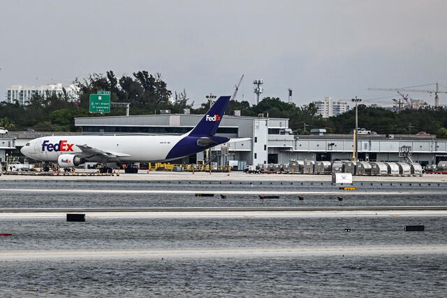 Aeropuerto de Fort Lauderdale quedó bajo la lluvia, tras la tormenta que azota al estado de Florida. Foto: AFP   