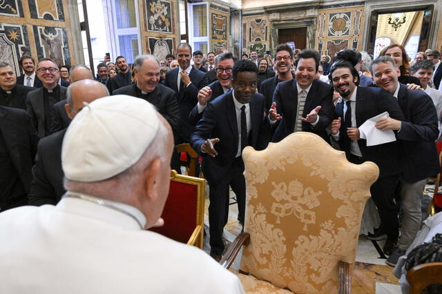 El papa Francisco se dirigió hacia los comediantes y resaltó la importancia del don que tienen en el desarrollo de la sociedad. Foto: AFP.   