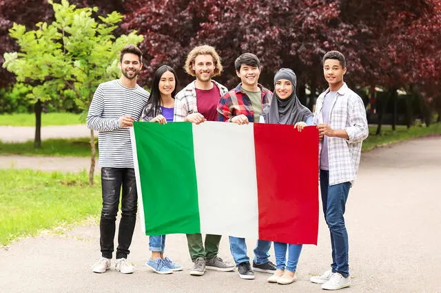 La bandera tricolor italiana, con franjas verticales verdes, blancas y rojas, que simbolizan la lucha por la unificación y la libertad de Italia. Foto: Freepik   