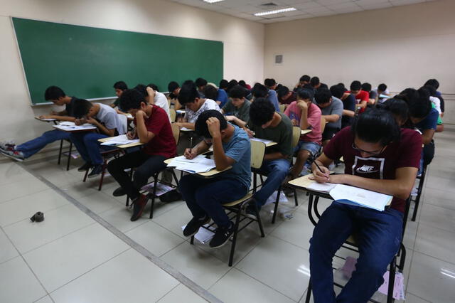 Cada año, cientos de jóvenes rinden el examen de admisión ordinario de la UNI. Foto: Andina   