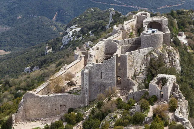  El castillo de Peyrepertuse es uno de los más carismáticos de la Ruta Cátara que discurre por Occitania. Foto: iStock    