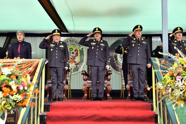 En el 74 aniversario de la Policía Fiscal participaron el general en retiro y teniente general PNP Óscar Arriola, y el congresista y policía en retiro Alfredo Azurin, entre otros altos mandos policiales. Foto: Mininter   