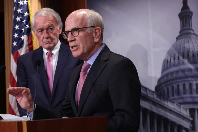 Peter Welch fue más directo y pidió al presidente que "se retire de la carrera" por la Casa Blanca "por el bien del país", en una colaboración publicada por el Washington Post. Foto: AFP   