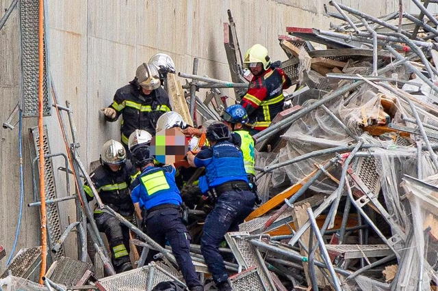 El portavoz de la policía cantonal de Vaud, Jean-Christophe Sauterel, declaró a Blick Romandie que "toda la fachada del edificio de 19 plantas se derrumbó". Foto: lematin.ch/Petar Mitrovic.    