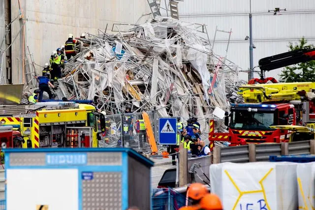 En declaraciones para Keystone-SDA personas en el lugar relataron que el hecho fue la consecuencia de que un montacargas cayó y derribó todo el andamio en el lado norte del edificio. Foto: lematin.ch/Petar Mitrovic.   