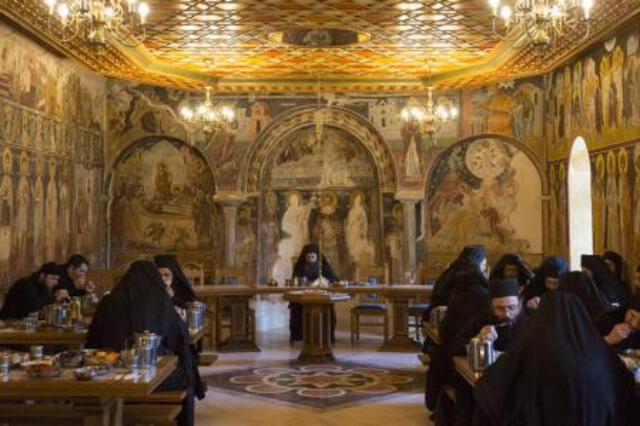  Hay más de tres lugares alrededor del mundo que no permiten el acceso de mujeres uno de ellos el monte Athos en Grecia. Foto vía La Vanguardía   