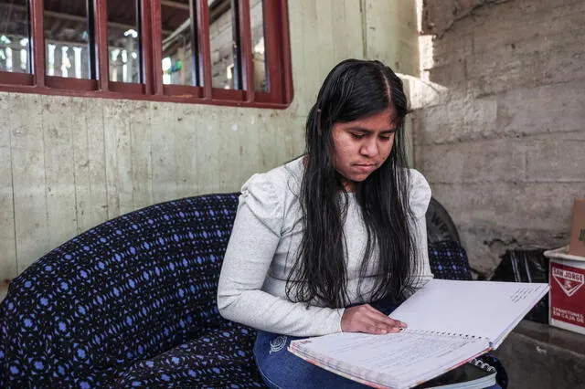 La joven ganó la beca Excellence Scholarships de la PUCP para viajar a Oxford. Foto: Andina   