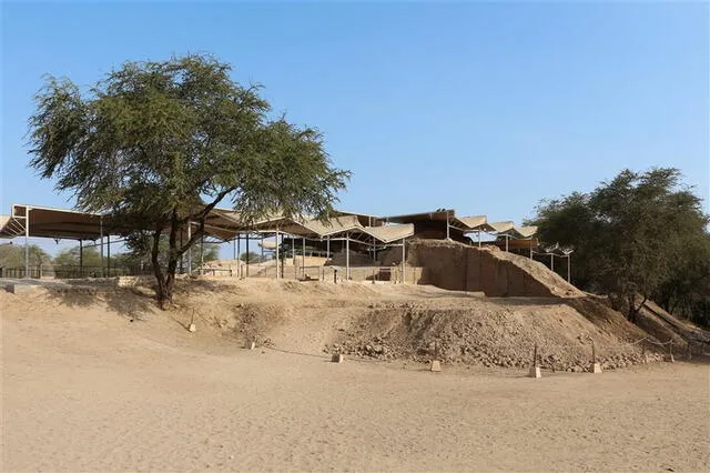 Una llamada urgente de la policía informándole sobre un saqueo en un yacimiento arqueológico en la aldea de Sipán, conocido como Huaca Rajada. Foto: Wikimedia Commons.   