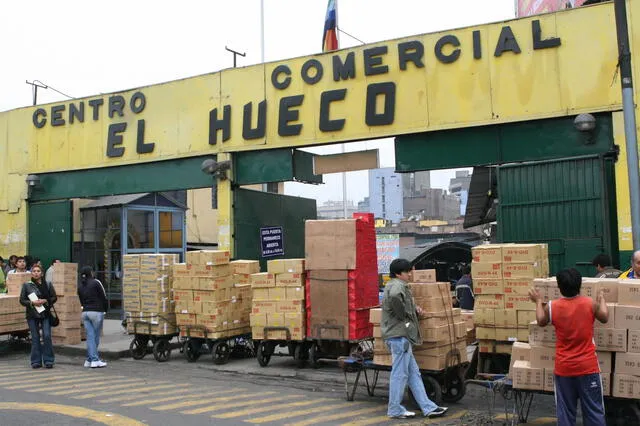  El Hueco es uno de los centros comerciales más populares de la ciudad de Lima. Foto: Andina   