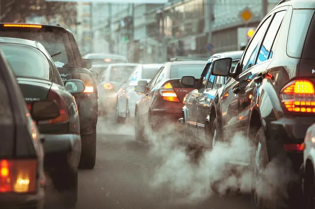 Los autos a gasolina contribuyen a la contaminación ambiental. Foto: CNN   