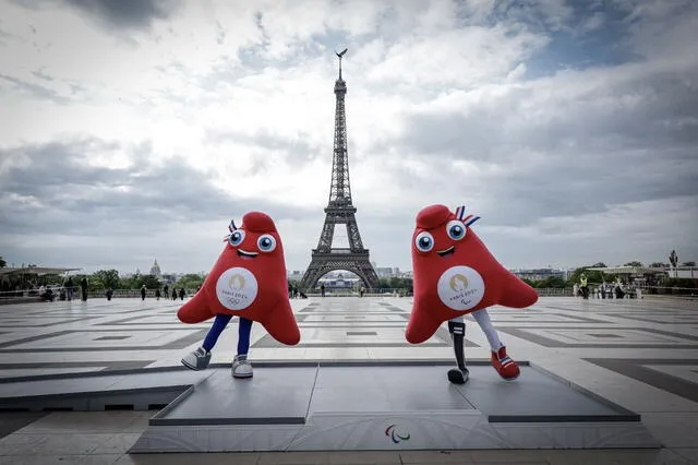 Las mascotas de los Juegos Olímpicos y Paralímpicos de París 2024, "los Phryges", posan frente a la Torre Eiffel. Foto: AFP   