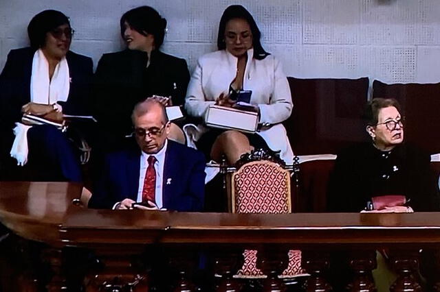 Nicanor Boluarte en el palco presidencial. Foto: TV Perú   