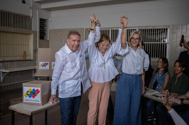 Así llegó acompañado para ejercer su voto el candidato de la oposición, Edmundo González Urrutia, acompañado de su familia. Foto: EdmundoGU/X   