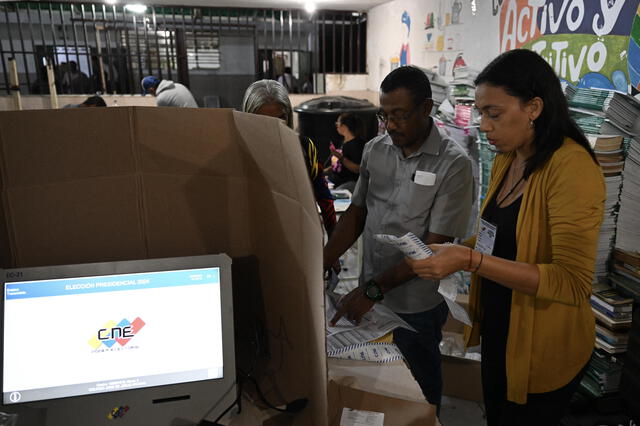 Funcionarios electorales cuentan los votos tras el cierre de las urnas durante las elecciones presidenciales de Venezuela.Foto: AFP   