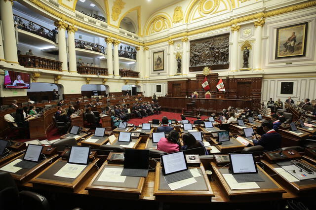  Pleno del Congreso con curules vacías durante discurso presidencial.   