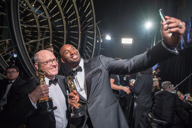  Kobe Bryant sorprendió al ser ganador de la estatuilla de los Oscar en 2018 con su cortometraje "Dear Basketball". Foto: Oscars/Matt Petit    