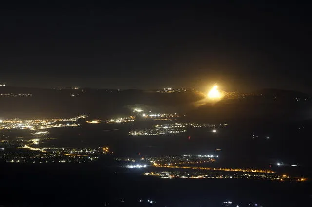 Bengalas del ejército israelí iluminan el cielo de la zona fronteriza con Líbano en medio de los continuos enfrentamientos transfronterizos entre las tropas israelíes y los combatientes libaneses de Hezbolá. Foto: AFP   