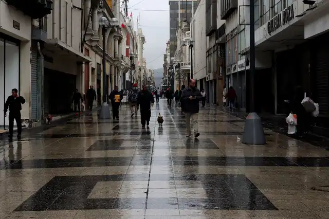 Jirón de la Unión durante las lloviznas del 7 de agosto. Foto: Andina   