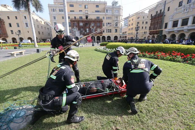 II Simulacro Nacional Multipeligro en la plaza de Armas de Lima. Foto: Andina/Juan Carlos Guzmán    