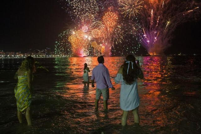 Río de Janeiro cuenta con la fiesta más famosa de Año Nuevo celebrada en la playa de Copacabana. Foto: T13   