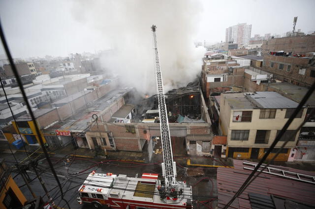 Así luce el almacén de plásticos inflamables. Foto: Perú 21    