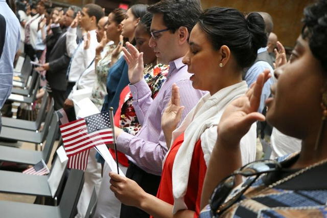  El proceso de naturalización requiere que los solicitantes demuestren conocimiento de la historia y el gobierno de EE.UU.Foto: WNYC    