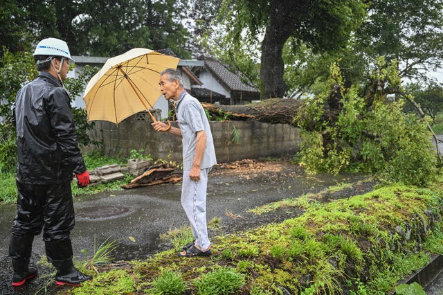 El tifón Shanshan azotó Japón con toda su fuerza el 29 de agosto, hiriendo a docenas de personas. Foto: AFP   