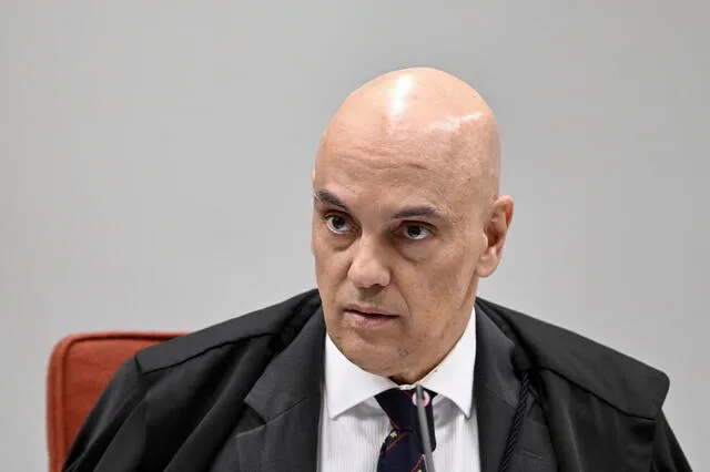 De acuerdo a lo explicado por Alexandre de Moraes, el "incumplimiento de órdenes judiciales". Foto: AFP.   