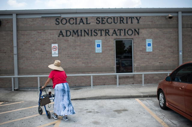  El Seguro Social es un programa federal de Estados Unidos que proporciona beneficios a personas jubiladas, con discapacidades y a los sobrevivientes de trabajadores fallecidos. Foto: Univisión   