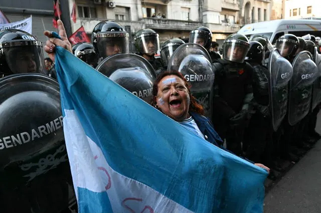 Al rededor de las 4:00 p. m., se produjeron los primeros enfrentamientos, con empujones y corridas. Foto: AFP.   