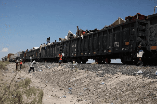  Miles de migrantes ilegales intentan llegar a Estados Unidos viajando sobre trenes. Foto: AFP   